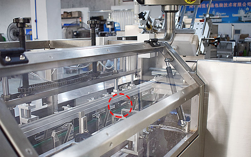 利悅二合一面膜數數自動裝盒機封盒機構.jpg 利悅二合一面膜數數自動裝盒機封盒機構.jpg