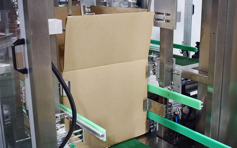 一次性口罩自動(dòng)裝盒裝箱包裝生產(chǎn)線機(jī)器局部展示.jpg