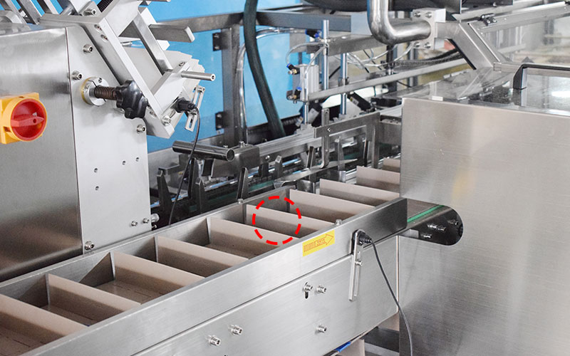 帶自動下料保鮮膜裝盒機 帶自動下料保鮮膜裝盒機